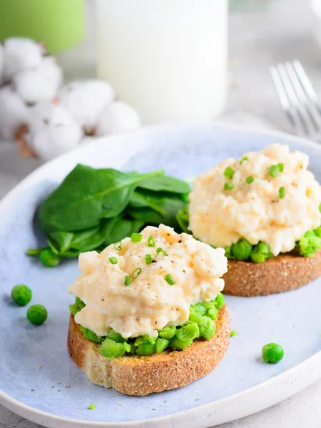 Ovos mexidos com ervilhas em torradas — Fotografia de Stock