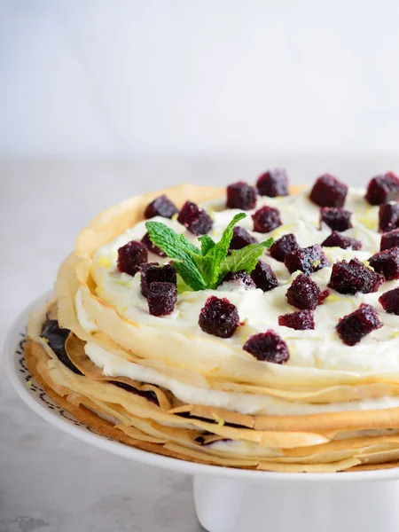 Pastel de Crepe con crema de mascarpone y rizos de arándanos — Foto de Stock