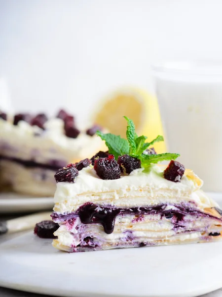 Pastel de Crepe con crema de mascarpone y rizos de arándanos — Foto de Stock