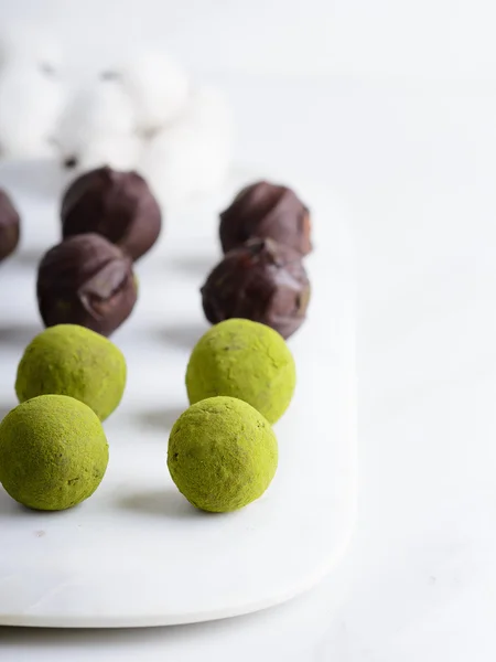 Datas trufas com chocolate escuro e matcha — Fotografia de Stock