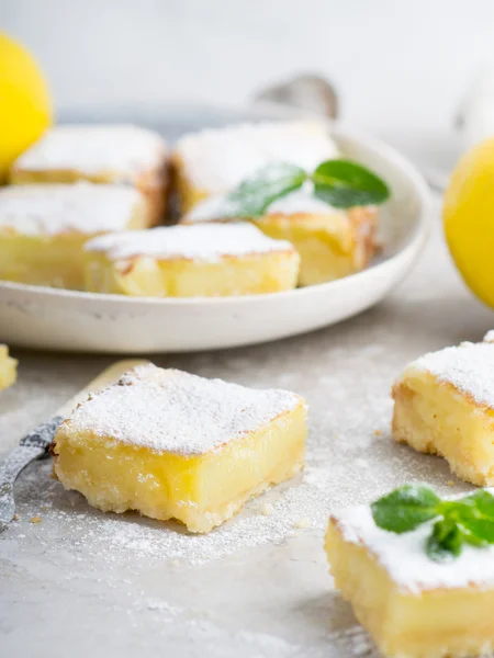 Лимонные батончики на столе — стоковое фото