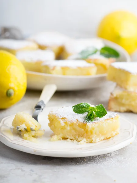 Лимонные батончики на столе — стоковое фото