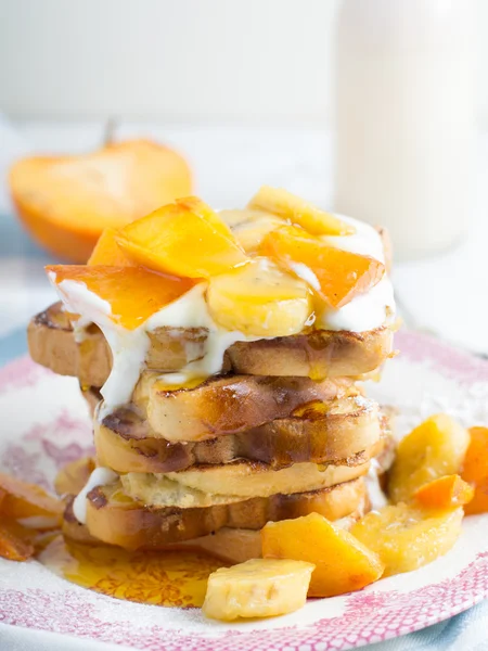 French toasts with fruit and maple syrup — Stock Photo, Image