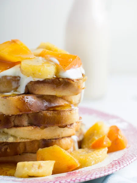 Tostadas francesas con fruta y jarabe de arce — Foto de Stock