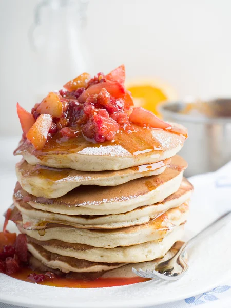 Pannenkoeken met appel en bekend — Stockfoto