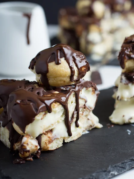 Profiterole Kuchen mit Pudding und Schokolade — Stockfoto