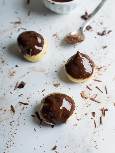 Profiterolen mit Pudding — Stockfoto