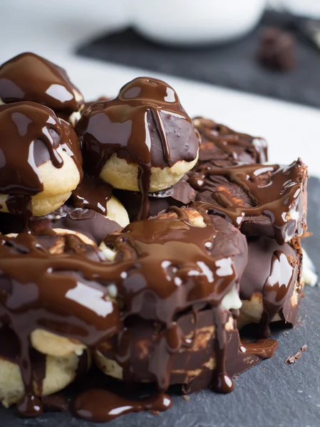 Pastel Profiterole con natillas y chocolate — Foto de Stock