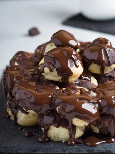 Profiterole Kuchen mit Pudding und Schokolade — Stockfoto