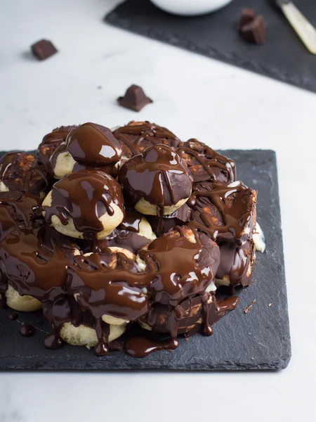 Profiterole Kuchen mit Pudding und Schokolade — Stockfoto