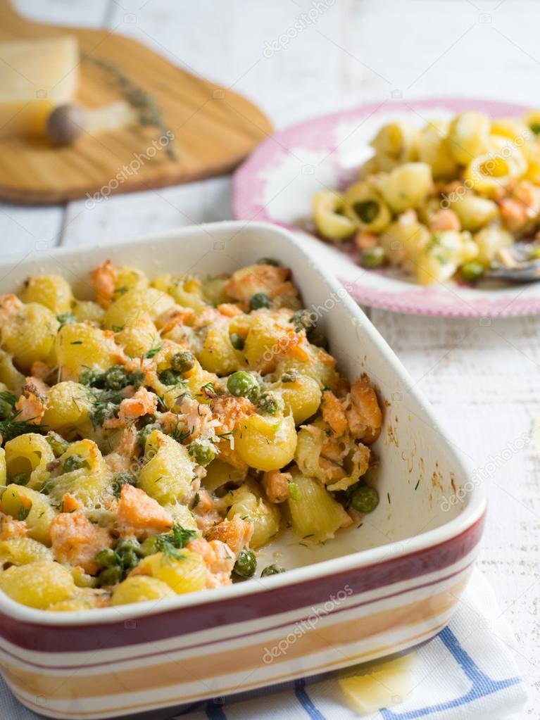 Pasta casserole with salmon and peas