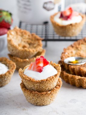 Granola bardak yoğurt ve taze çilek ile