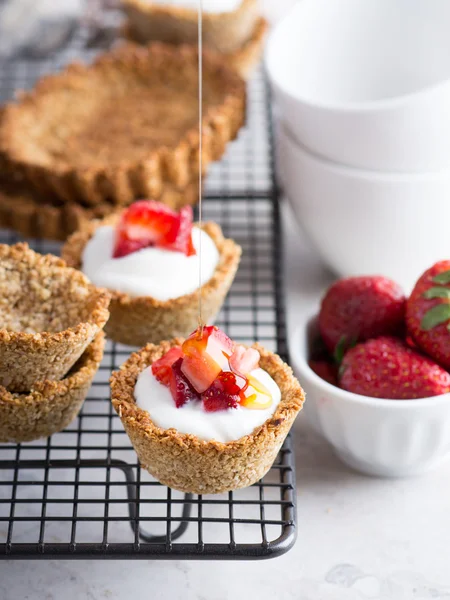 Granola cups with yogurt and fresh strawberry — Stock Photo, Image