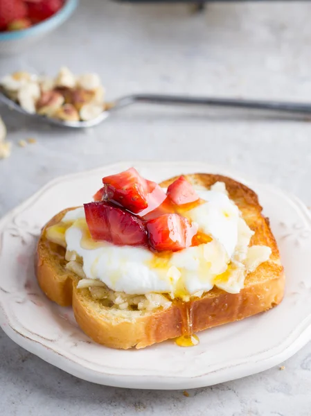 Ristet brioche med banan, yoghurt og jordbær - Stock-foto