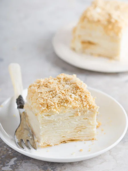 Gâteau Napoléon russe sur une table — Photo