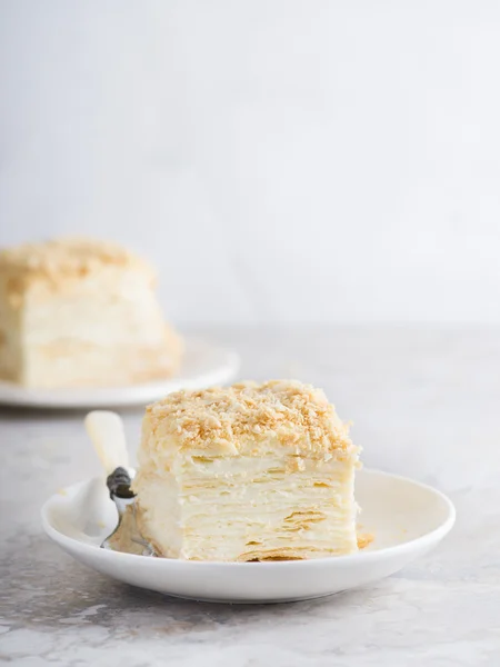 La torta rusa Napoleón sobre la mesa — Foto de Stock