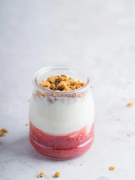 Joghurt, granola, és egy korsó tiszta eper — Stock Fotó