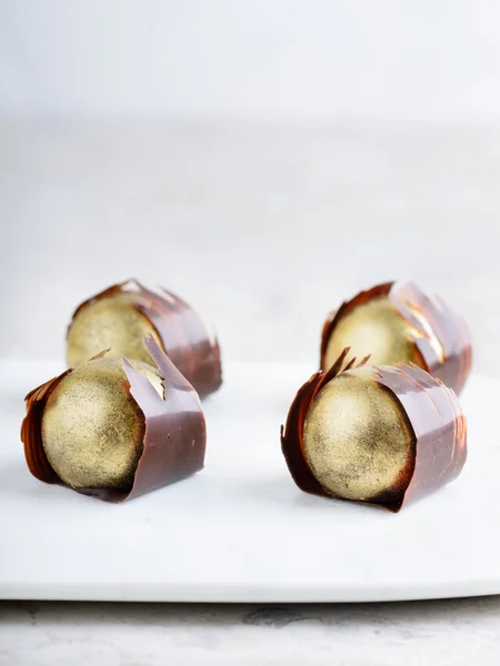 Doces de chocolate dourado — Fotografia de Stock
