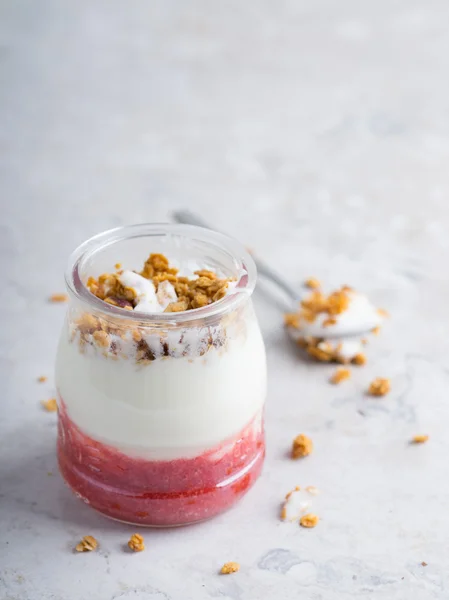 Yogur con granola y fresa pura en un frasco —  Fotos de Stock