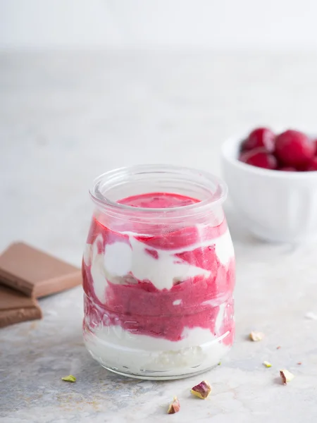 Meggy joghurt parfé egy korsó — Stock Fotó