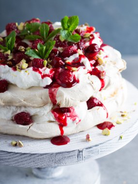 Ahududu Pavlova Pasta krema ile