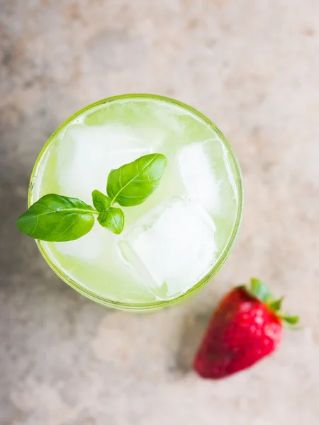 Basil smash cocktail — Stockfoto