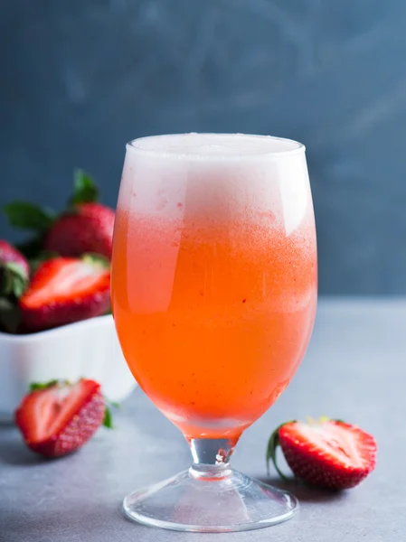Cocktail Rossini aux fraises et Prosecco — Photo