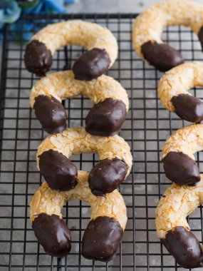 Çikolata ile Hilal Badem Çerezler