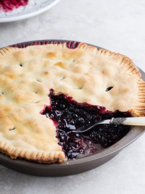 Klasik yaz böğürtlenli turta