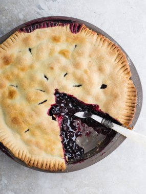 Klasik yaz böğürtlenli turta