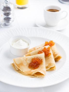 Krep kahvaltı havyar ile