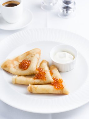 Krep kahvaltı havyar ile