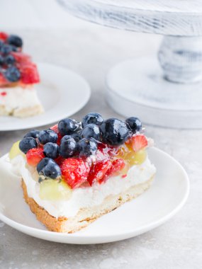 Berry kremalı pasta