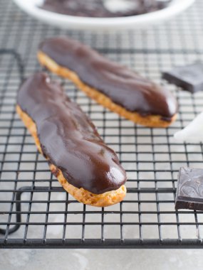 Eklerleri chocolade ve krema ile