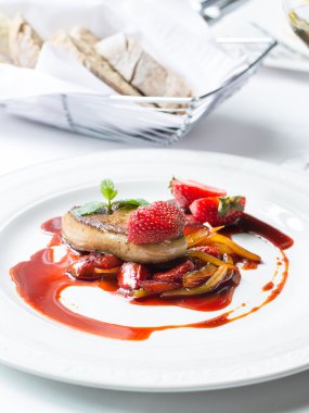 Çilek ve mango ile kaz ciğeri