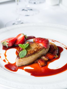 Çilek ve mango ile kaz ciğeri