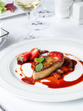 Çilek ve mango ile kaz ciğeri