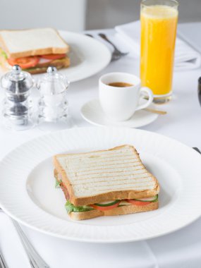 Kahvaltıda kızarmış ekmek