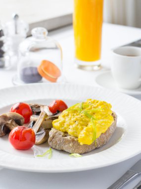 Sahanda yumurta tost, kiraz ve mashrooms ile