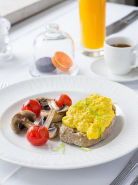 Sahanda yumurta tost, kiraz ve mashrooms ile