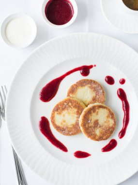 Süzme peynir bir restoranda krep