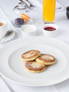 Süzme peynir bir restoranda krep