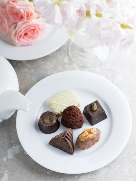 Домашние сладкие шоколадные конфеты — стоковое фото