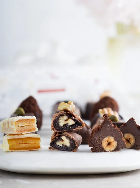 Домашние сладкие шоколадные конфеты — стоковое фото