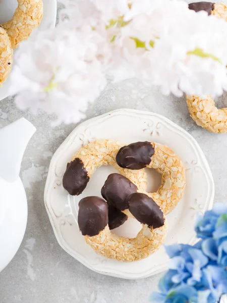 Миндальное печенье полумесяца с шоколадом — стоковое фото