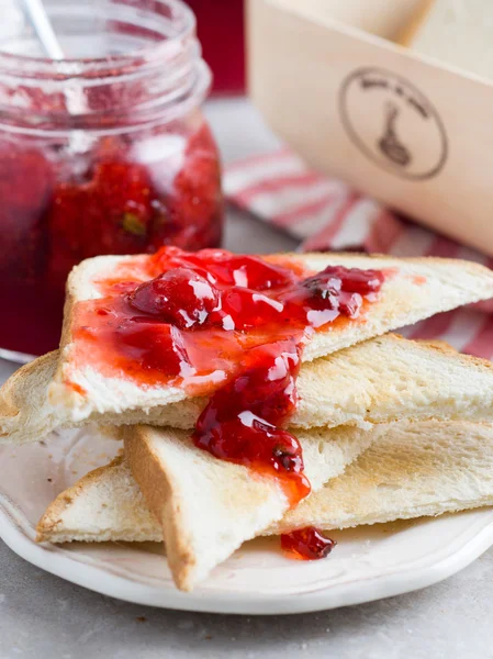 Jordbærsyltetøj med toast - Stock-foto