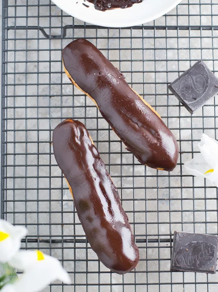 Eclairs with chocolade and cream — Stock Photo, Image