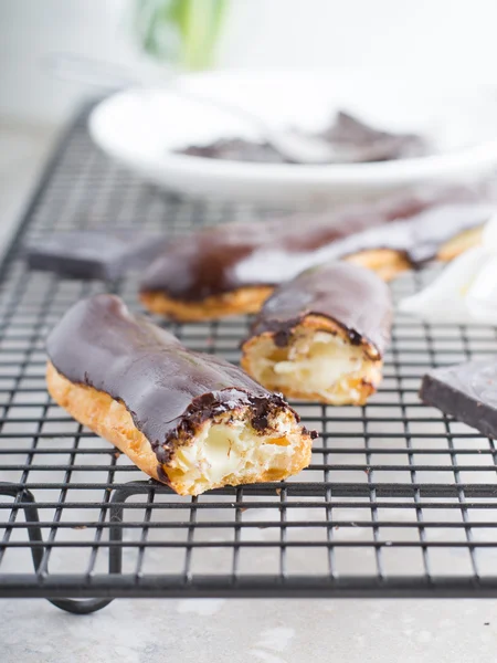 Eclairs with chocolade and cream — Stock Photo, Image