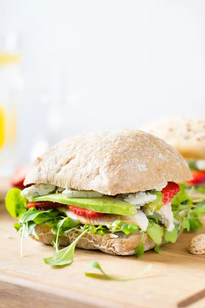 Sandwich mit Huhn und Erdbeere — Stockfoto
