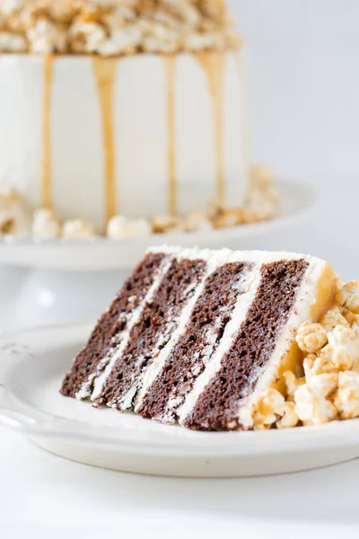 Schokoladenkuchen mit Karamell und Popcorn — Stockfoto